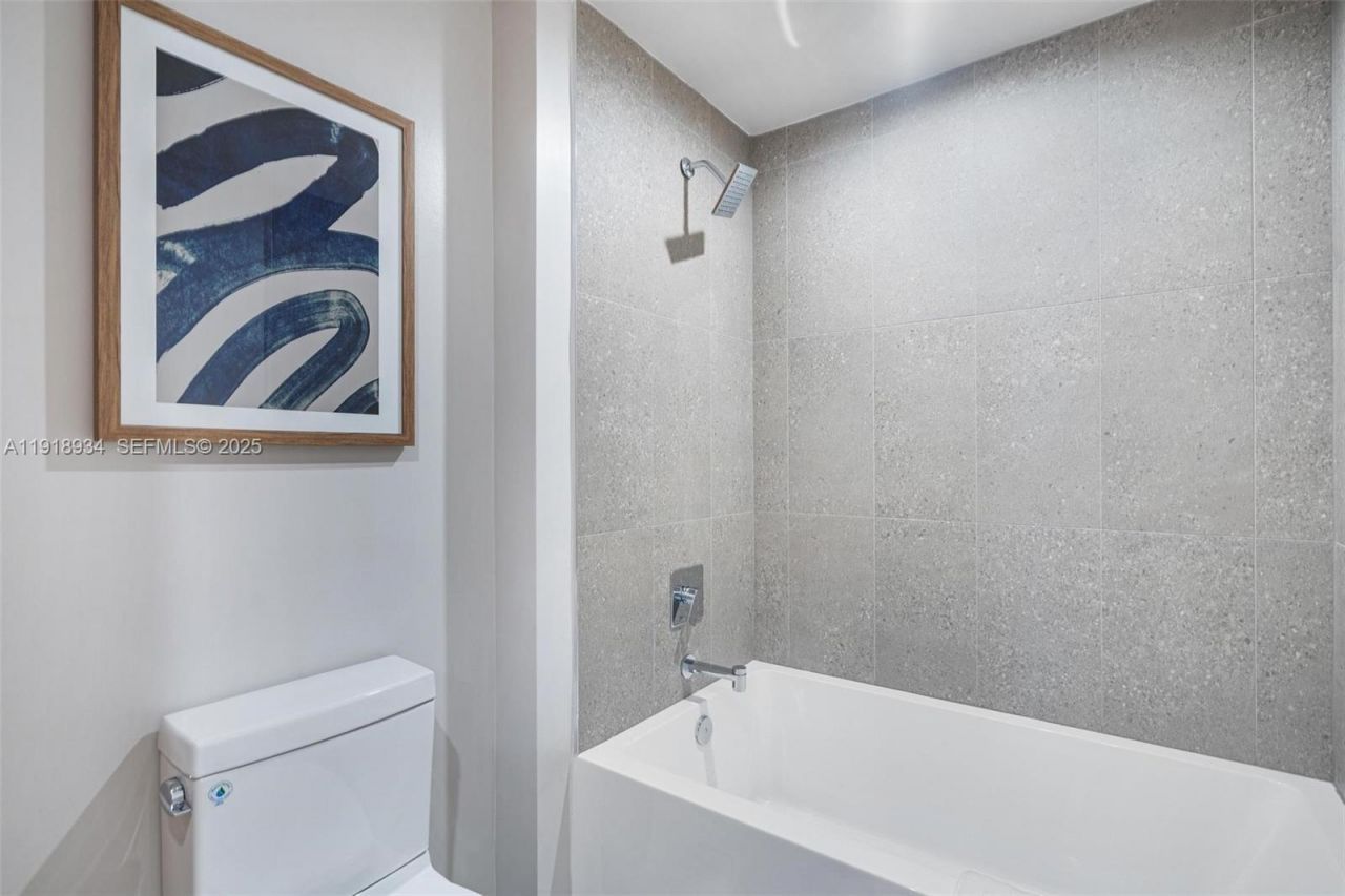 11 NE 6th Street, Unit 2206, Miami, FL 33132 Photo