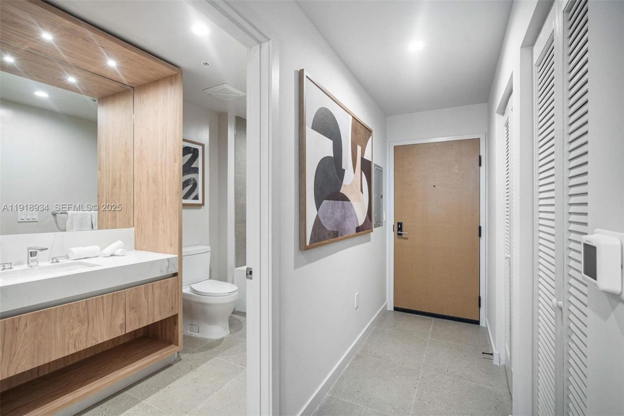 11 NE 6th Street, Unit 2206, Miami, FL 33132 Photo