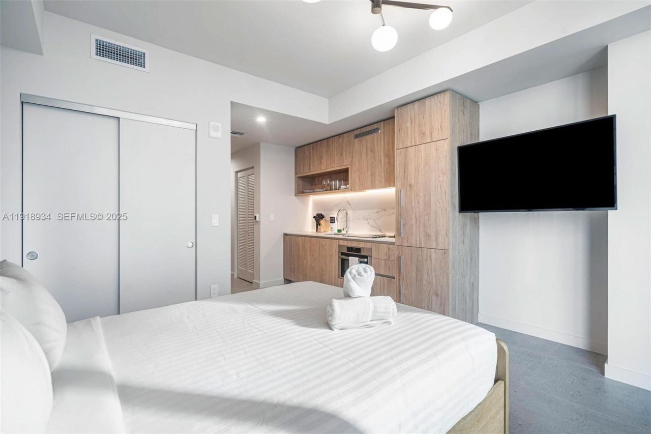 11 NE 6th Street, Unit 2206, Miami, FL 33132 Photo