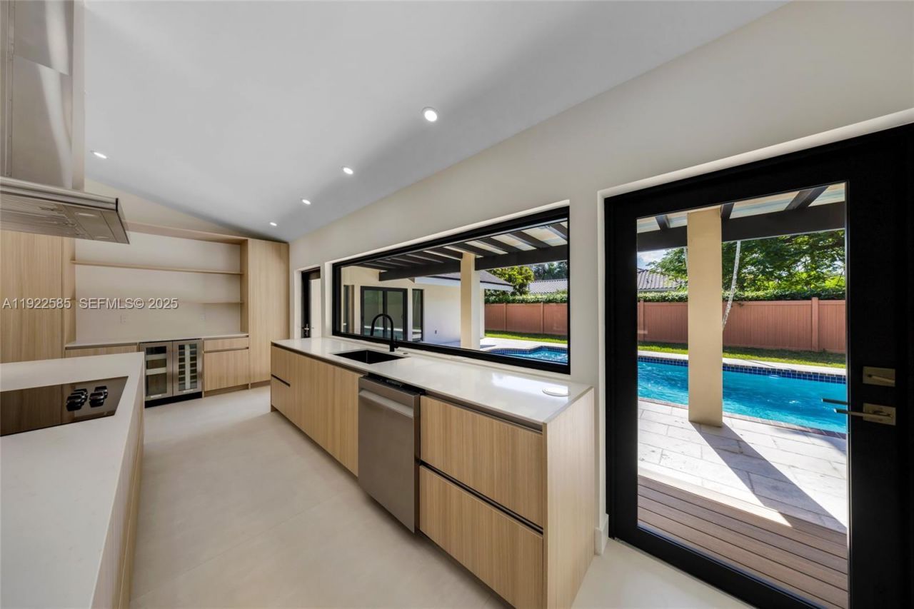 8120 SW 162nd St, Palmetto Bay, FL 33157 Photo