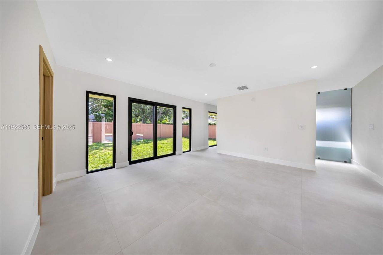 8120 SW 162nd St, Palmetto Bay, FL 33157 Photo