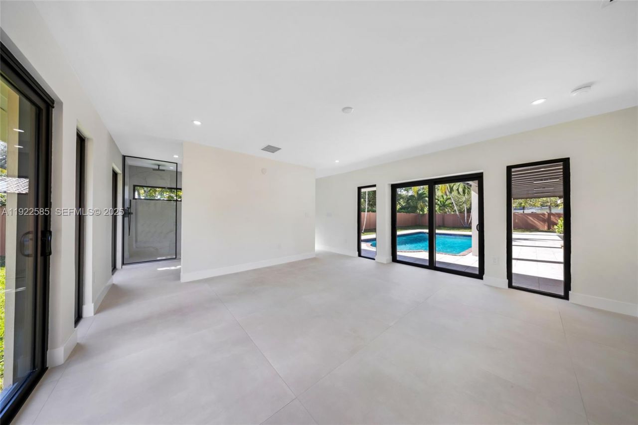 8120 SW 162nd St, Palmetto Bay, FL 33157 Photo