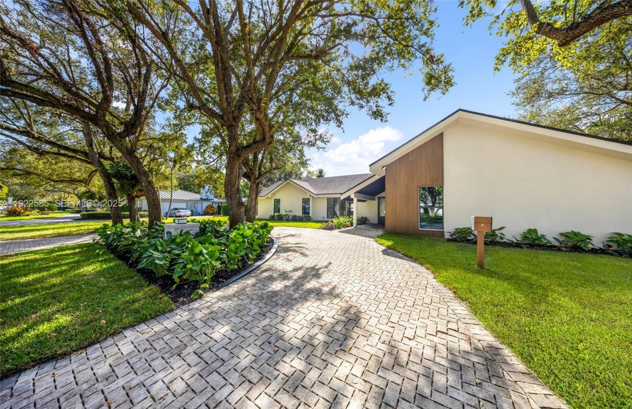 8120 SW 162nd St, Palmetto Bay, FL 33157 Photo