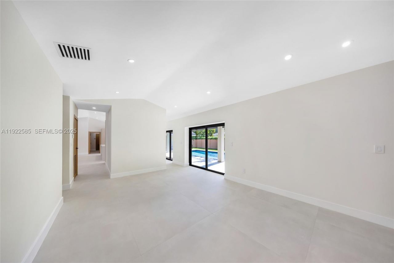 8120 SW 162nd St, Palmetto Bay, FL 33157 Photo