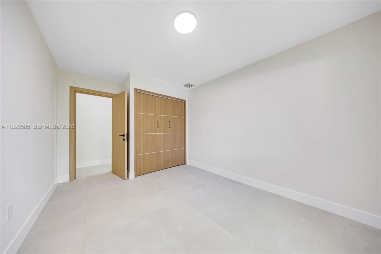 8120 SW 162nd St, Palmetto Bay, FL 33157 Photo