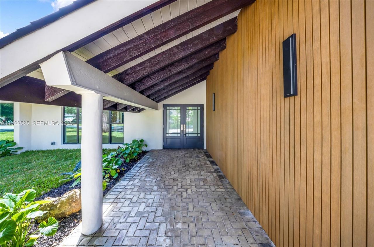 8120 SW 162nd St, Palmetto Bay, FL 33157 Photo