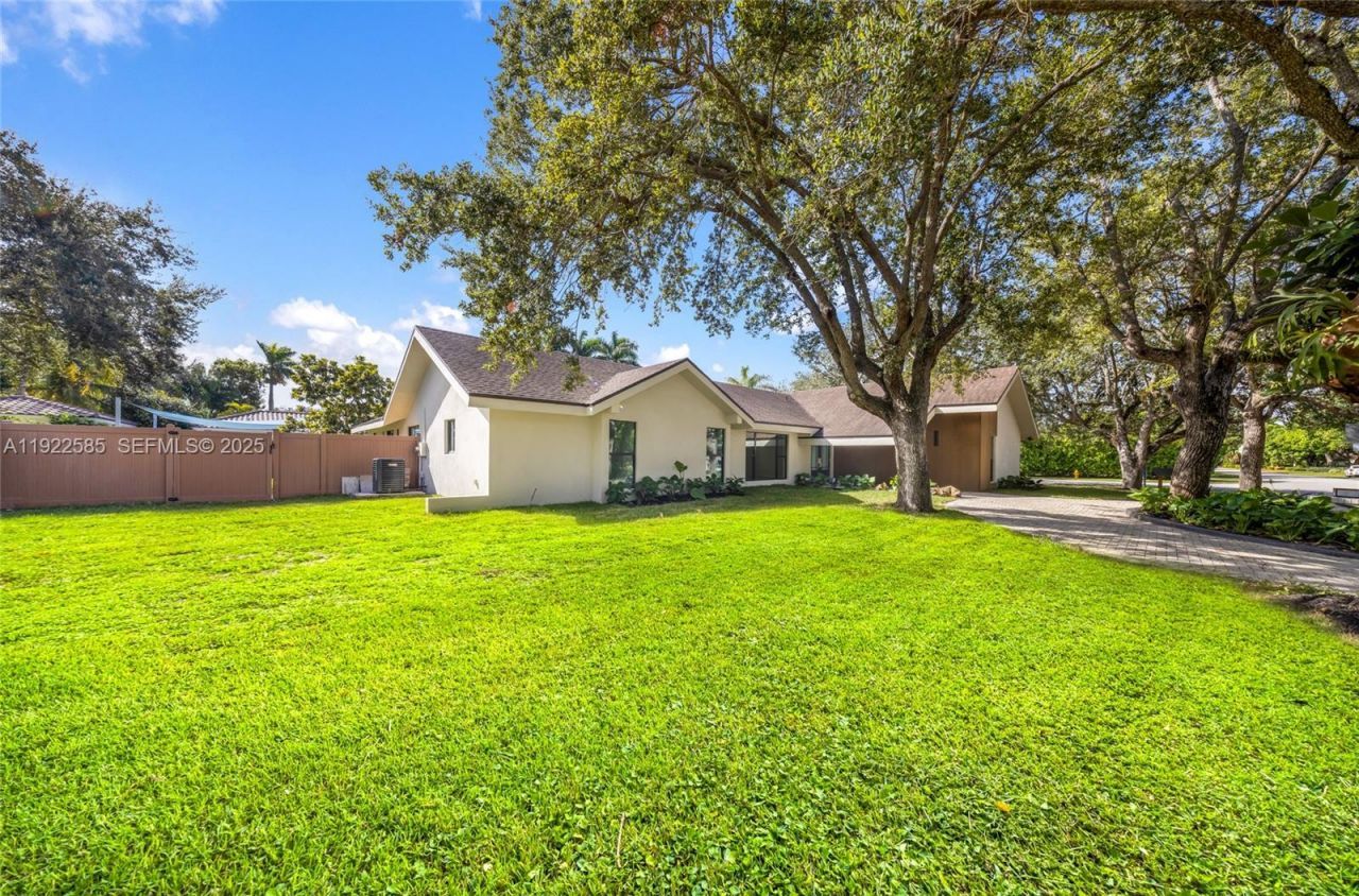 8120 SW 162nd St, Palmetto Bay, FL 33157 Photo