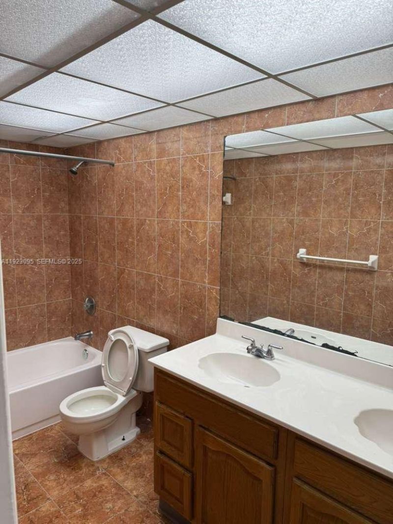 7000 NW 186th St, Unit 4-226, Hialeah, FL 33015 Photo