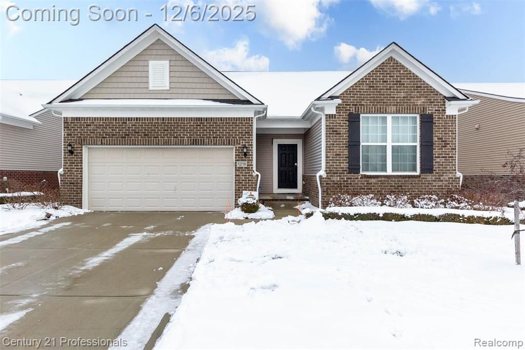 1218 Lark Street, Lake Orion Vlg, MI 48360 Main Photo