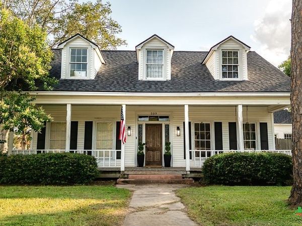 509 Hanover Street, Edna, TX 77957