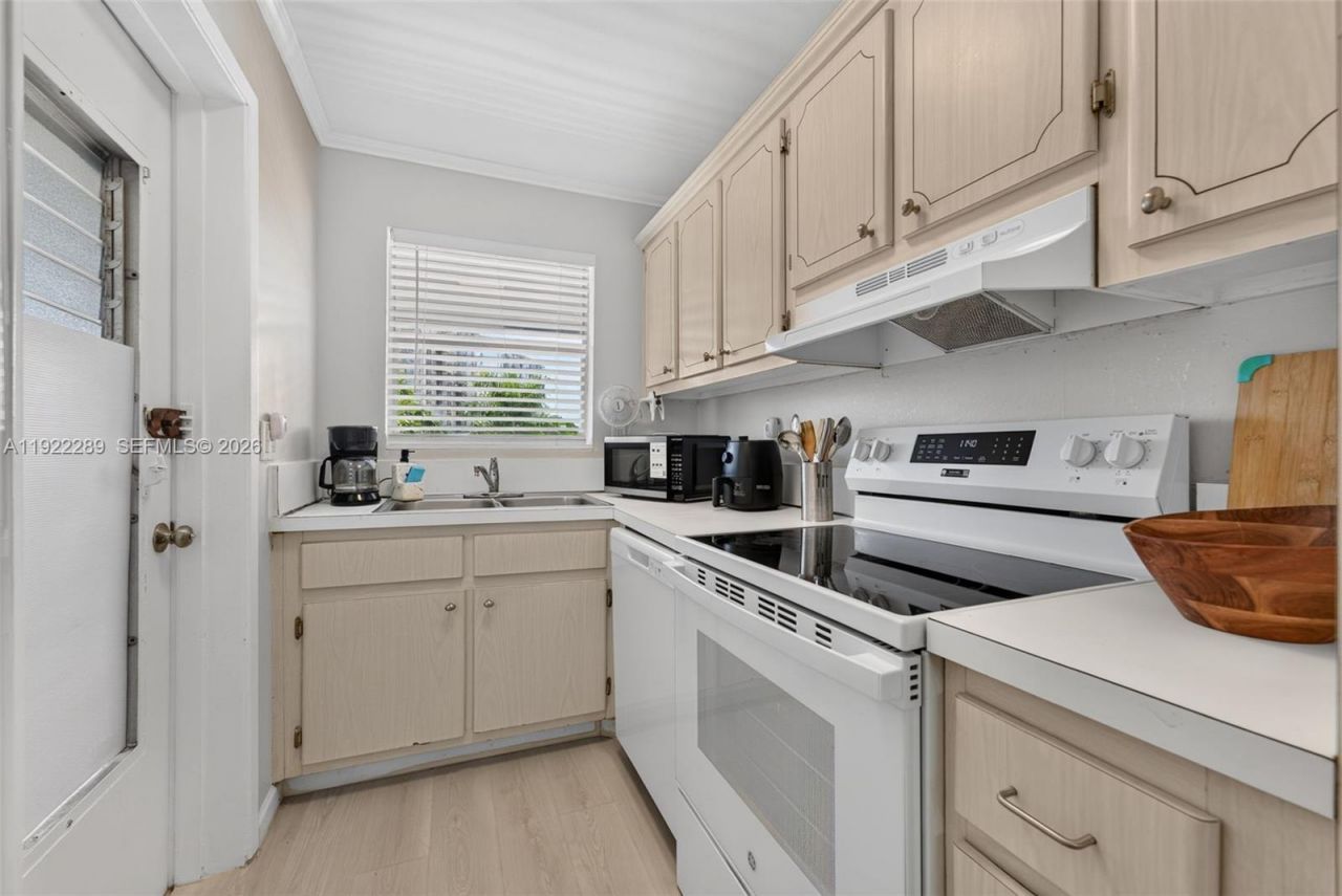 300 Layne Blvd, Unit 303, Hallandale Beach, FL 33009 Photo