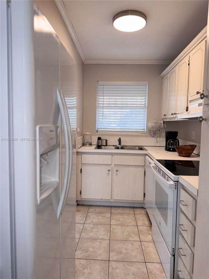 300 Layne Blvd, Unit 303, Hallandale Beach, FL 33009 Photo