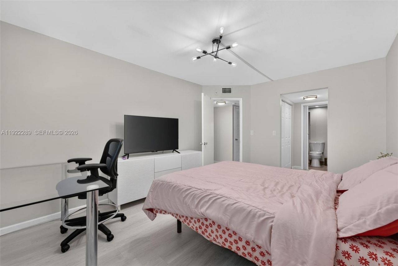 300 Layne Blvd, Unit 303, Hallandale Beach, FL 33009 Photo
