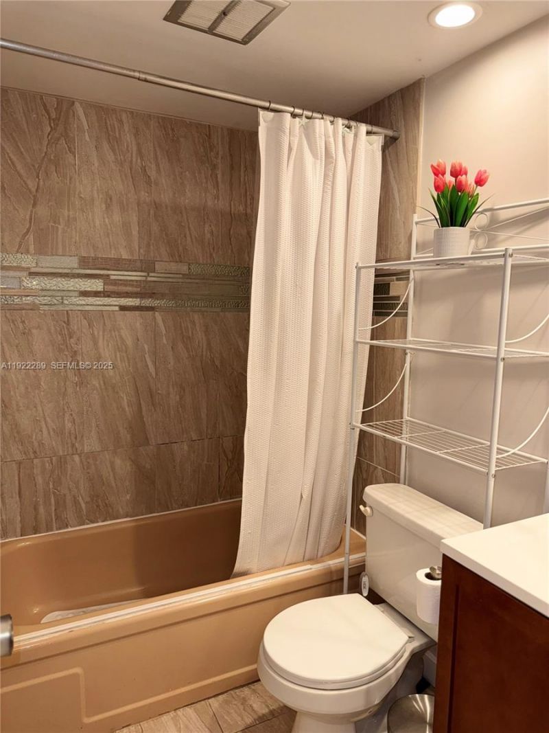 300 Layne Blvd, Unit 303, Hallandale Beach, FL 33009 Photo