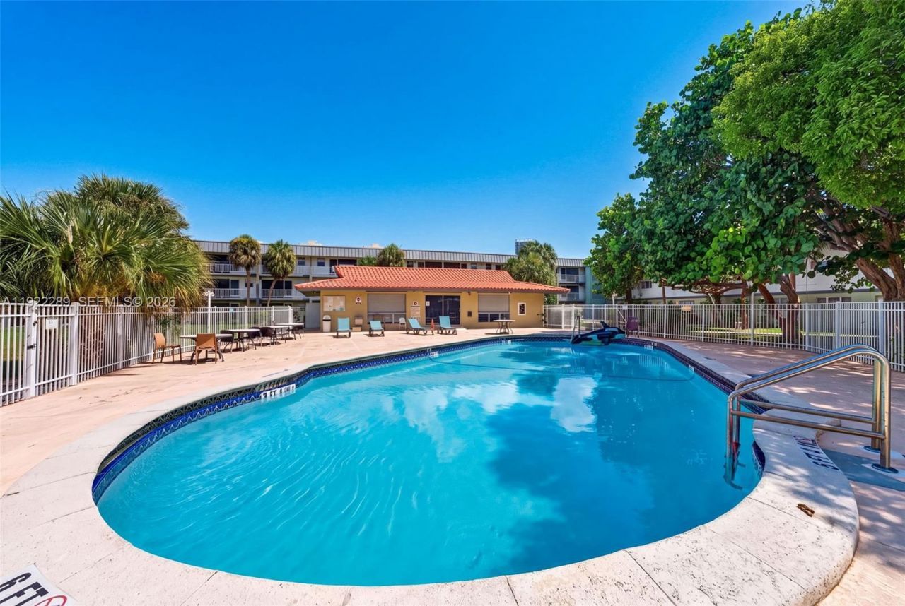 300 Layne Blvd, Unit 303, Hallandale Beach, FL 33009 Photo