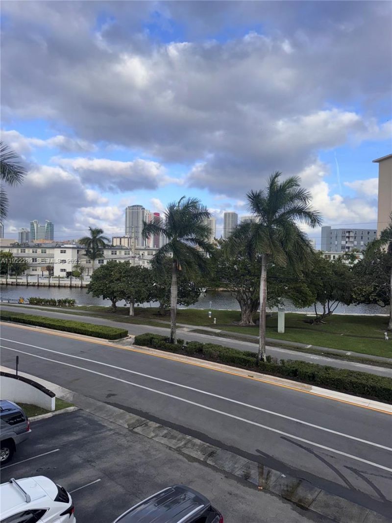 300 Layne Blvd, Unit 303, Hallandale Beach, FL 33009 Photo