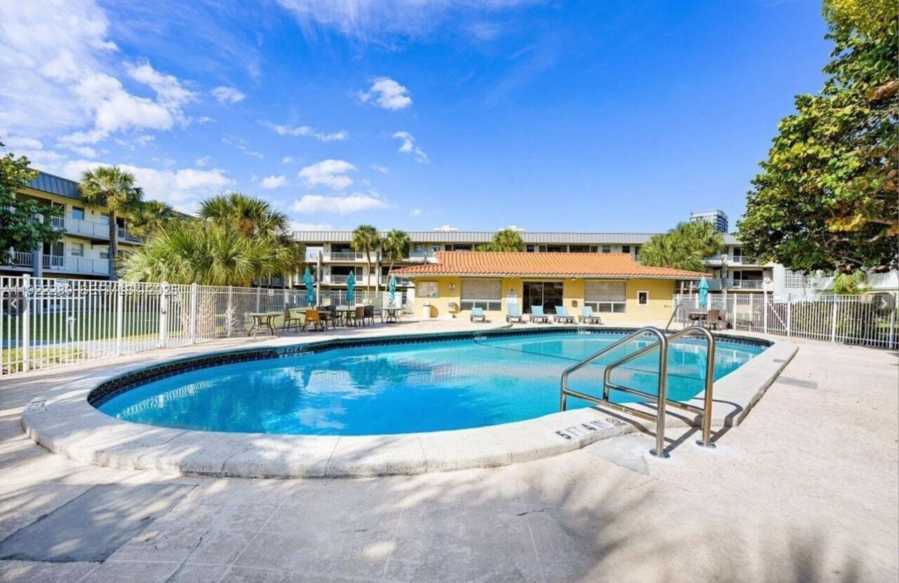 300 Layne Blvd, Unit 303, Hallandale Beach, FL 33009 Photo