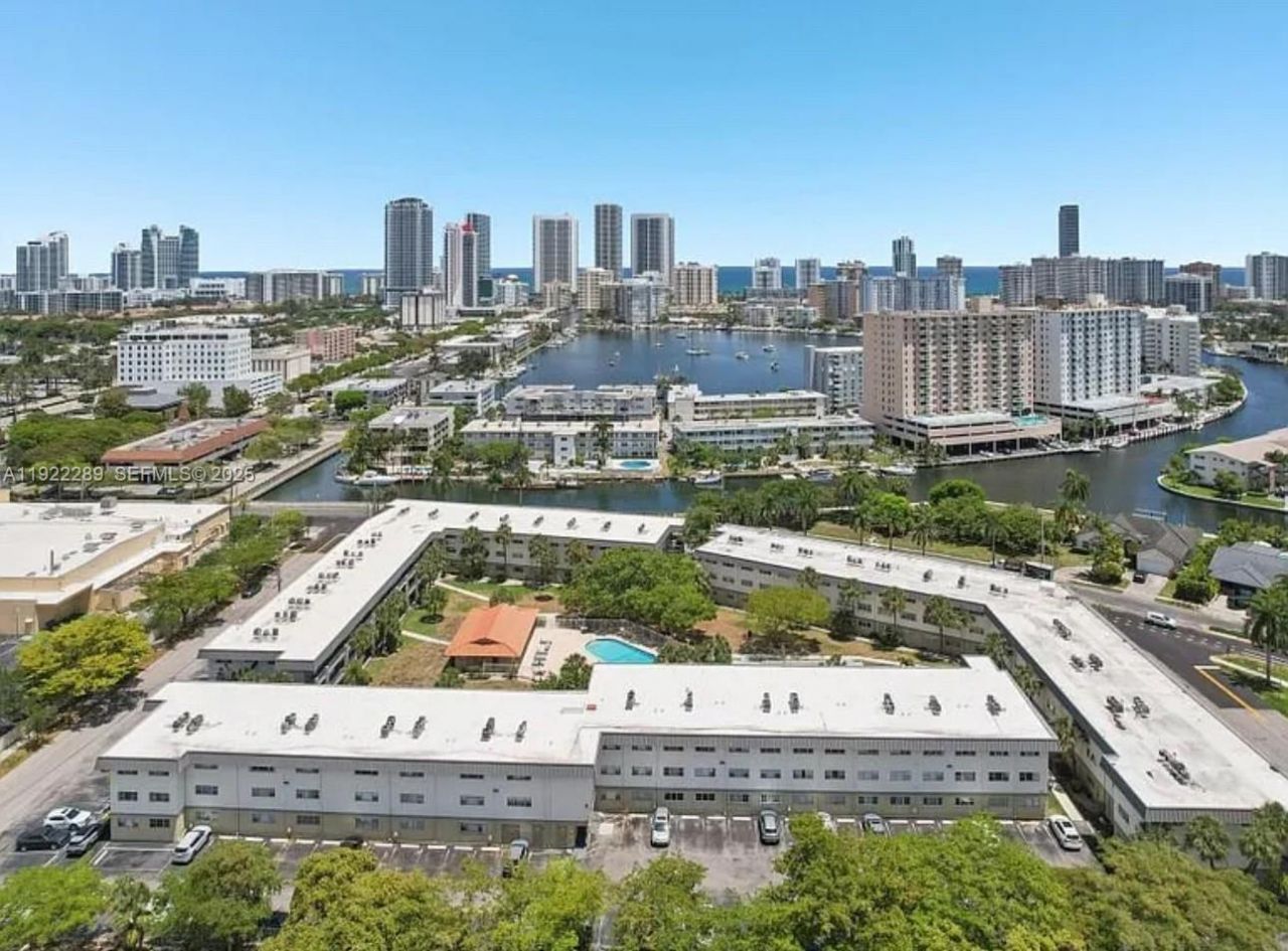 300 Layne Blvd, Unit 303, Hallandale Beach, FL 33009 Photo