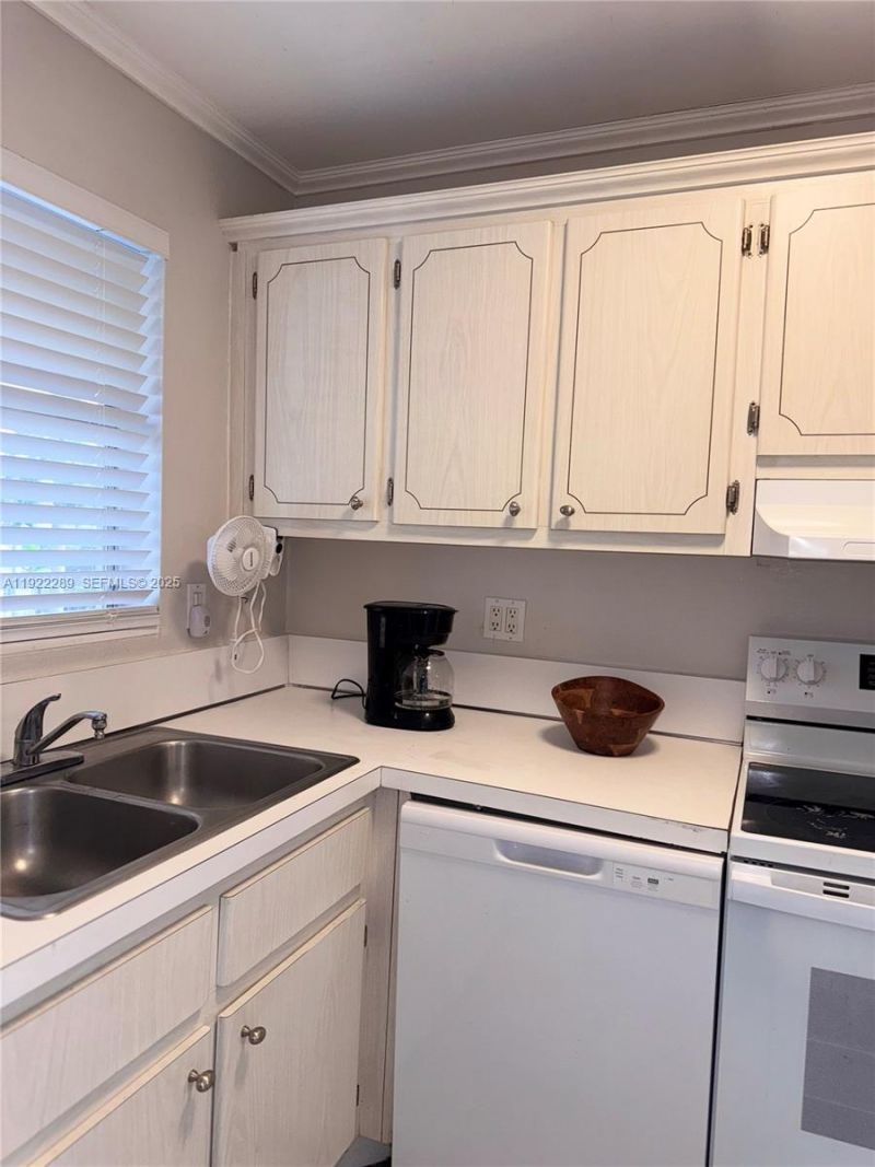 300 Layne Blvd, Unit 303, Hallandale Beach, FL 33009 Photo