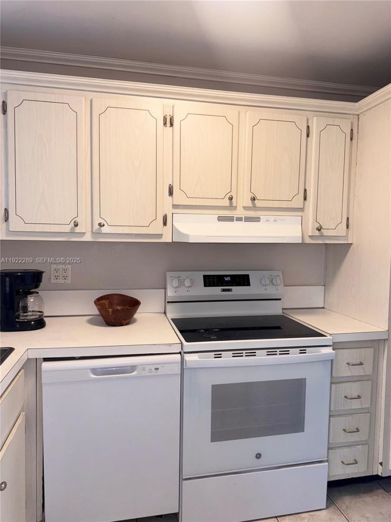 300 Layne Blvd, Unit 303, Hallandale Beach, FL 33009 Photo