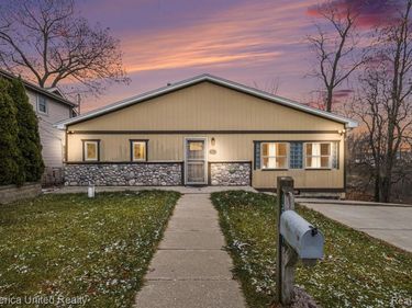 12237 Dalhart Drive, Fenton, MI 48430