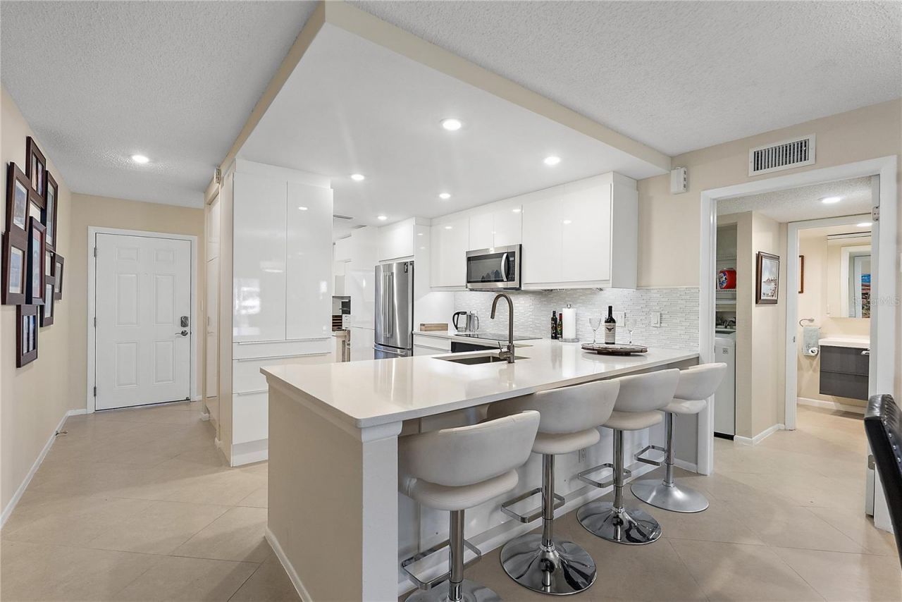 4780 Brittany Drive S, Unit 11, Saint Petersburg, FL 33715 Photo