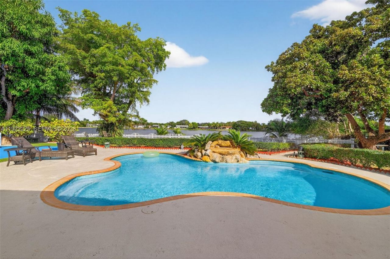 9261 SW 88 St, Miami, FL 33176 Photo