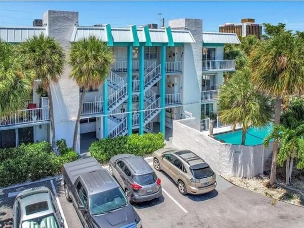 2715 NE 49th St, Unit 205, Fort Lauderdale, FL 33308