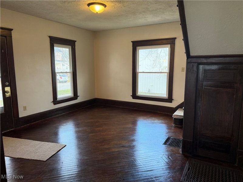 214 W 7th Street, Uhrichsville, OH 44683 Photo 9