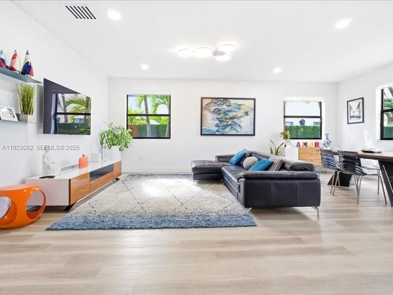 8780 NW 98th Ct, Doral, FL 33178 Photo