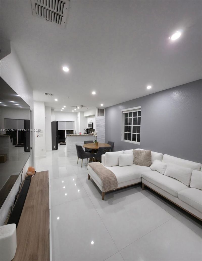 111 NW 2nd Ave, Unit 2, Hallandale Beach, FL 33009 Photo