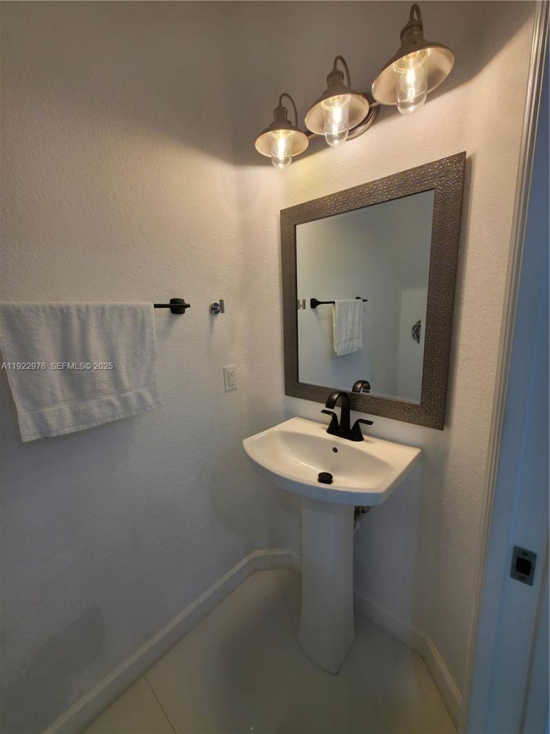 111 NW 2nd Ave, Unit 2, Hallandale Beach, FL 33009 Photo