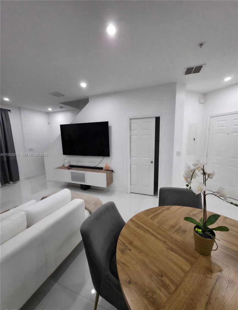 111 NW 2nd Ave, Unit 2, Hallandale Beach, FL 33009 Photo