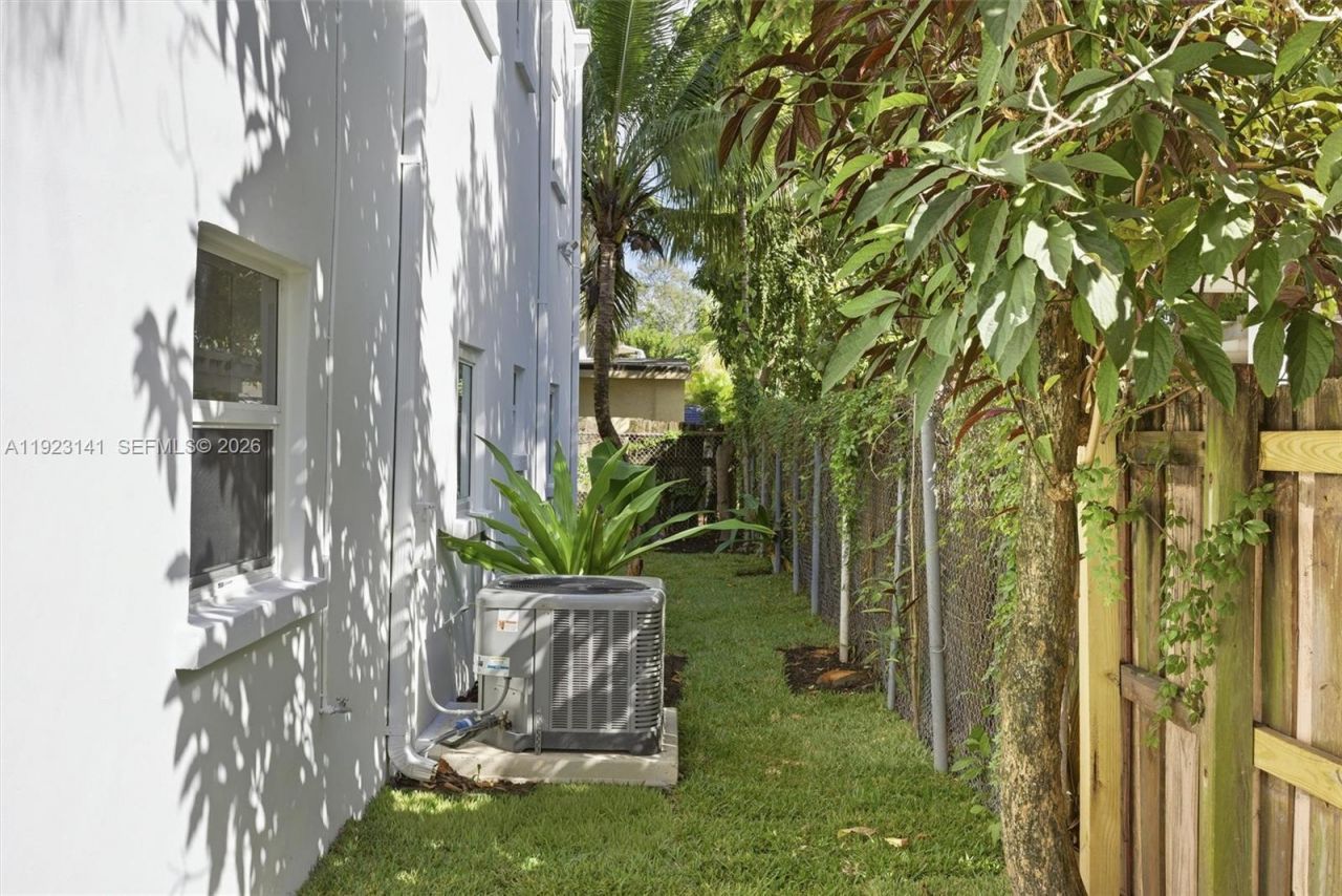 1045 SW 25th Ave, Miami, FL 33135 Photo