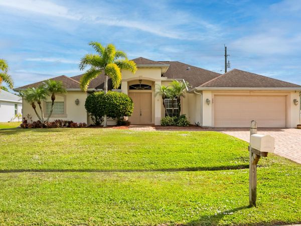 555 SE Nome Drive, Port St. Lucie, FL 34984