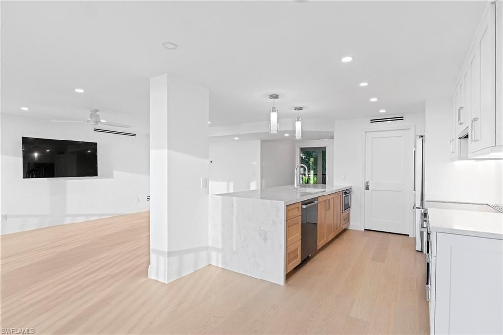 2388 Gulf Shore Blvd N, Unit 204, Naples, FL 34103 Photo