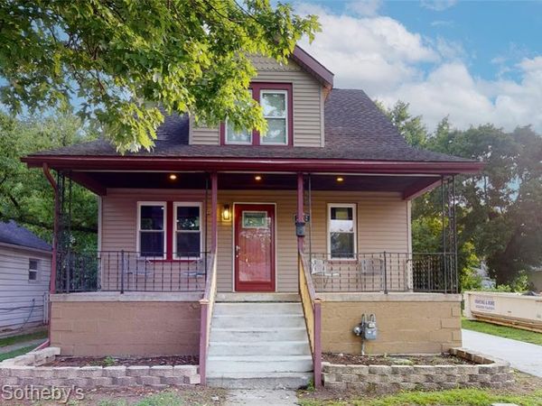 2002 Ridgemont Road, Grosse Pointe Woods, MI 48236