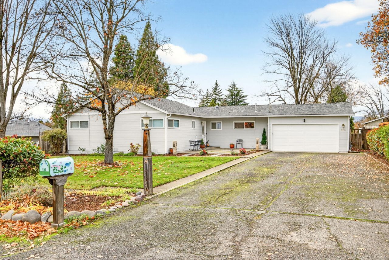 525 Barnes Avenue, Medford, OR 97504 Main Photo