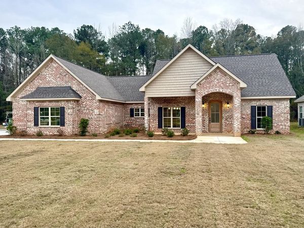 142 Lenox Ln, Columbus, MS 39702