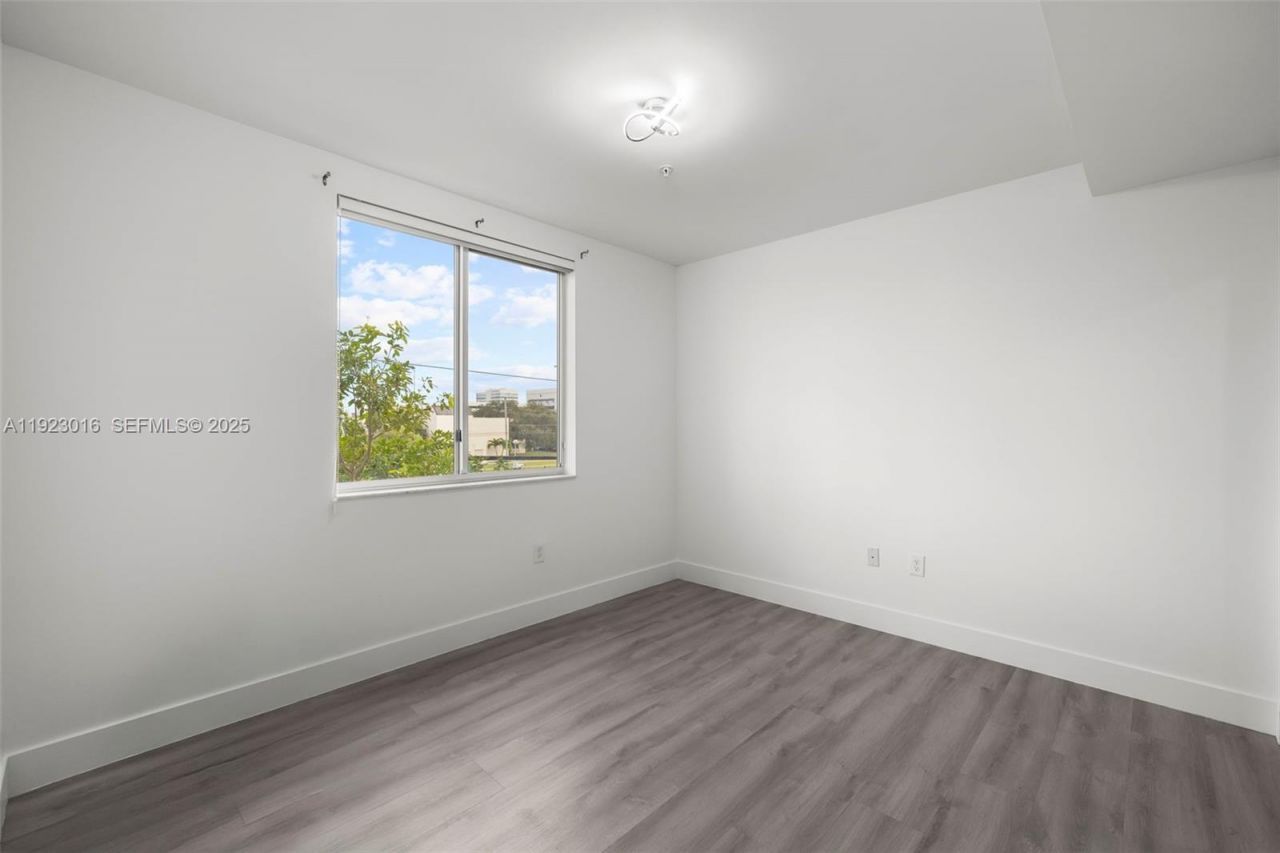 2651 NE 212th Ter, Unit 305, Miami, FL 33180 Photo