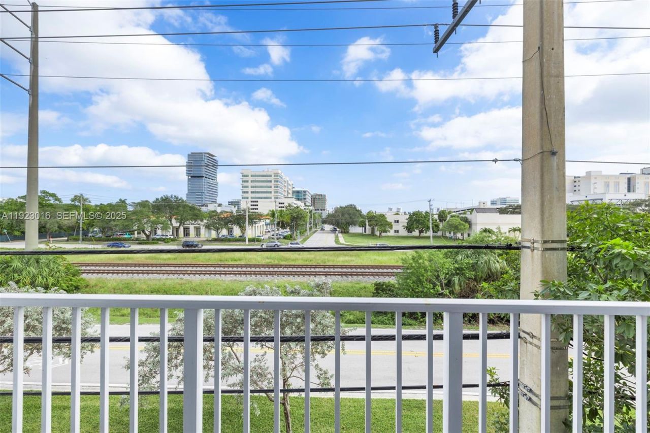 2651 NE 212th Ter, Unit 305, Miami, FL 33180 Photo
