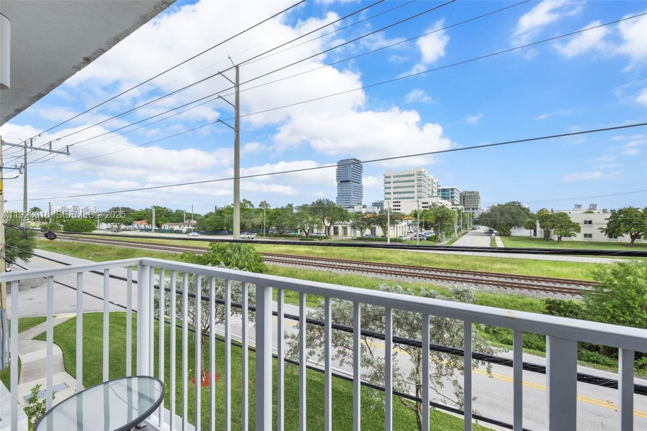 2651 NE 212th Ter, Unit 305, Miami, FL 33180 Photo