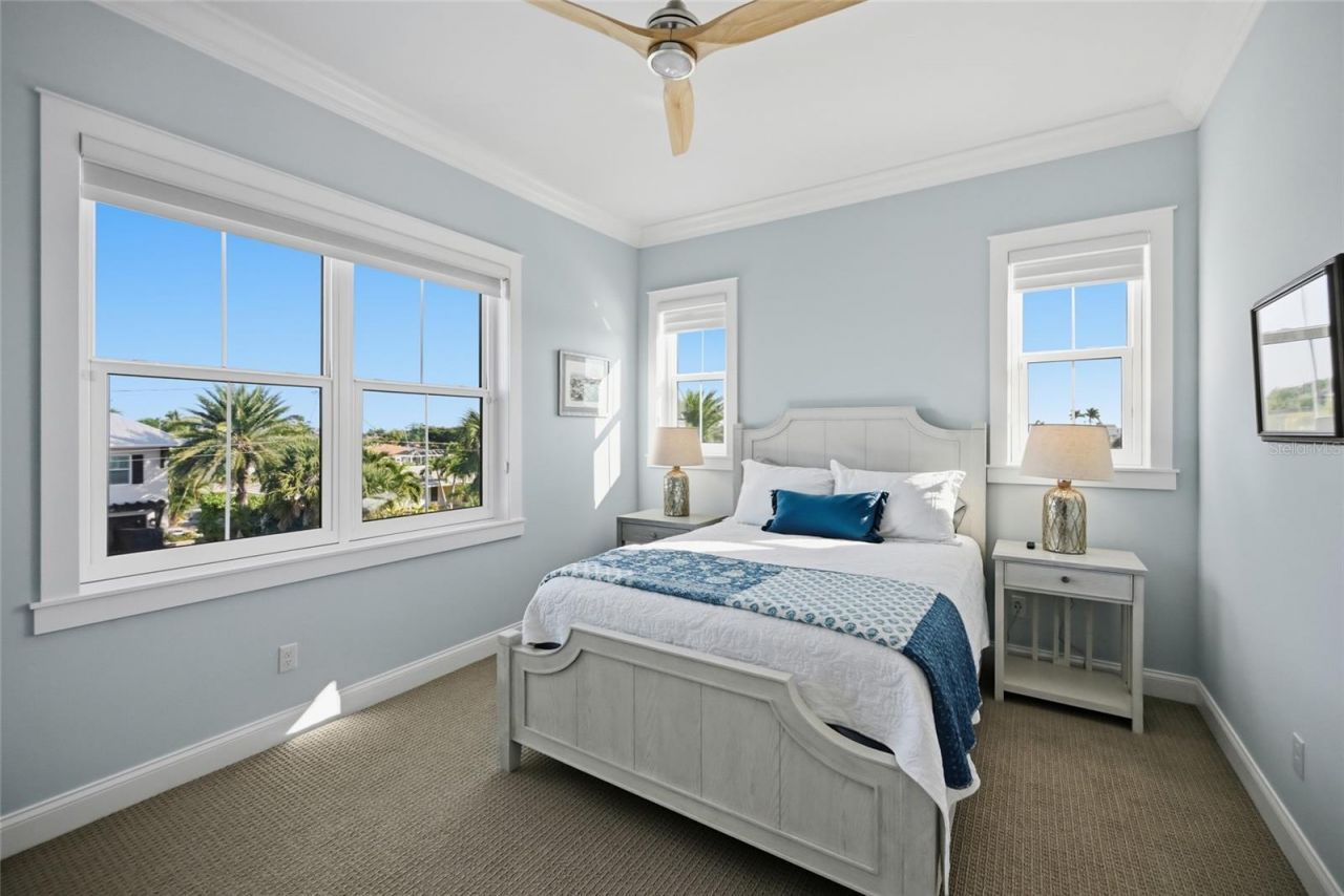 628 Dundee Lane, Holmes Beach, FL 34217 Photo