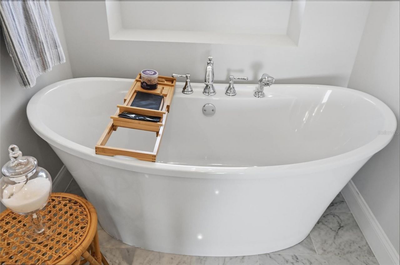 628 Dundee Lane, Holmes Beach, FL 34217 Photo