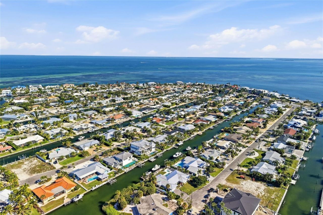 628 Dundee Lane, Holmes Beach, FL 34217 Photo