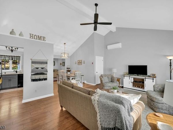 15 Fairview Ave, Hamburg, NJ 07419