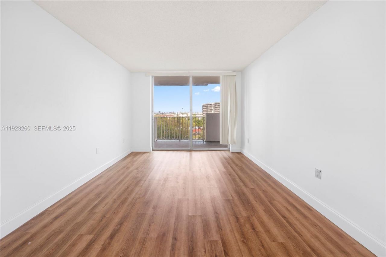 1300 NE Miami Gardens Dr, Unit 512E, Miami, FL 33179 Photo