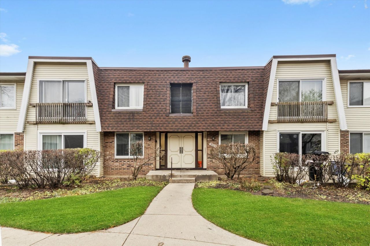 3026 Roberts Drive, Unit 7, Woodridge, IL 60517 Main Photo
