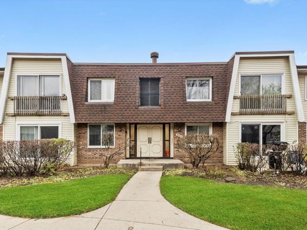 3026 Roberts Drive, Unit 7, Woodridge, IL 60517