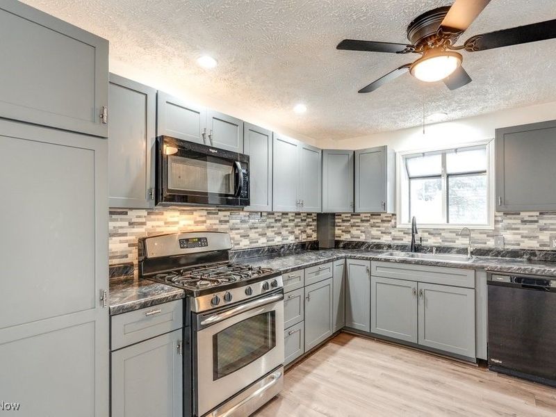 230 W 39th Street, Lorain, OH 44052 Photo 12